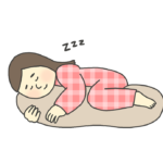 抱き枕を抱えて気持ちよく眠る少女の画像