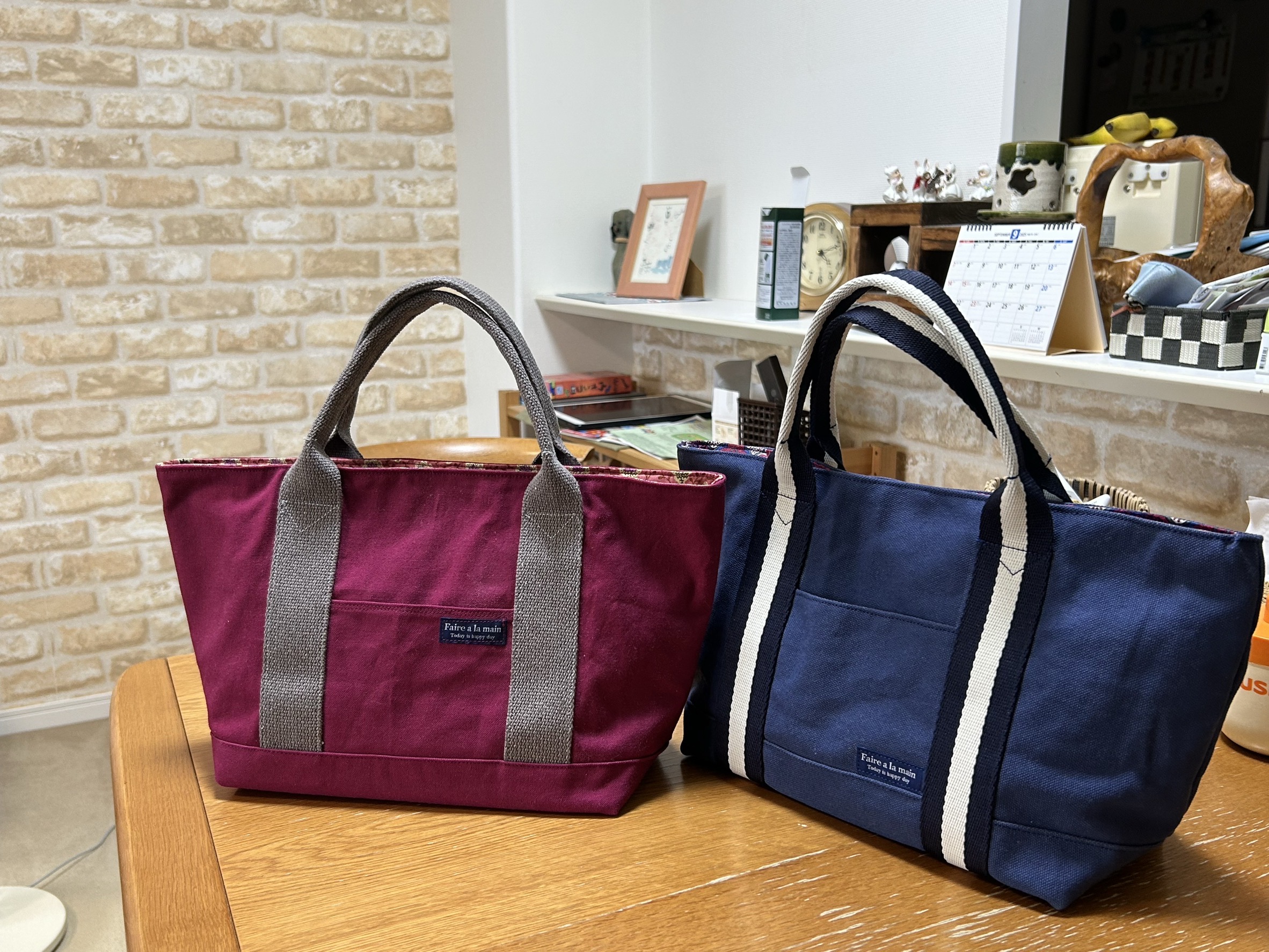 青とエンジ色の手作りバッグがテーブルの上に置いてある写真