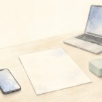 パソコンやスマートフォンが変わっても中央の文章ファイルが残る様子を描いた手書き風イラスト